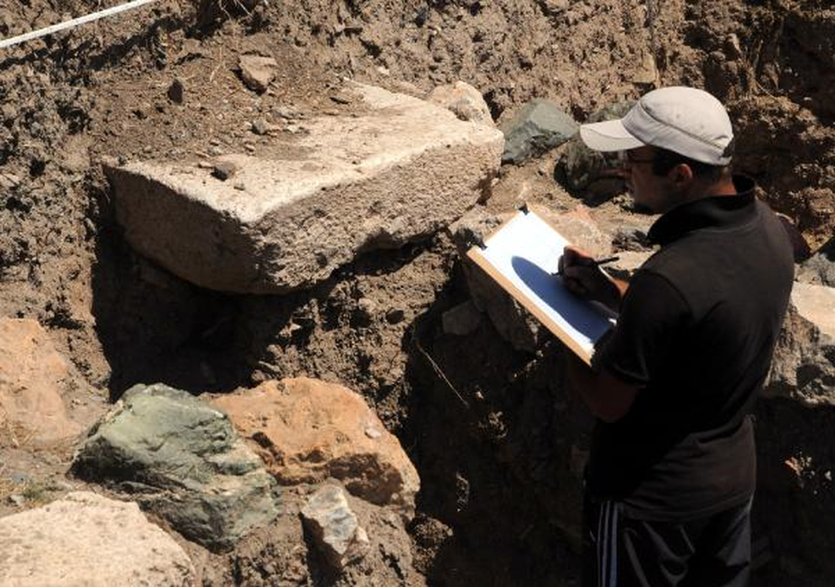 Antik Kentte Bulunan Kilise Kalıntısı İnceleniyor