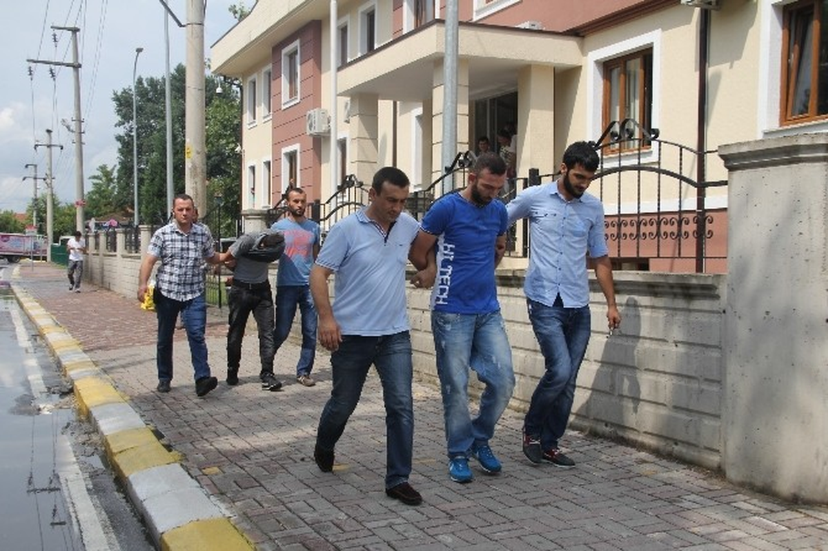 Arabaların Lastiklerini Çalan İki Şahıs Yakalandı