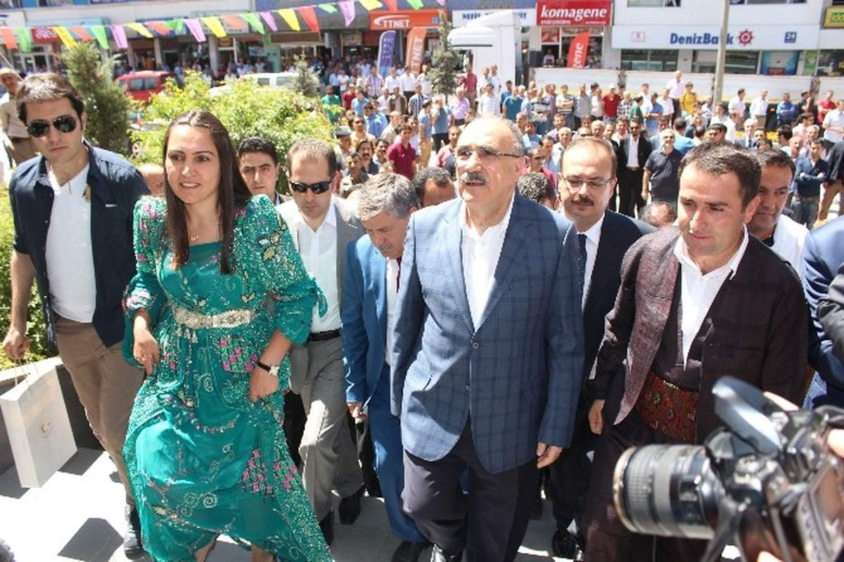 Atalay\'a Yöresel Kıyafetli Karşılama
