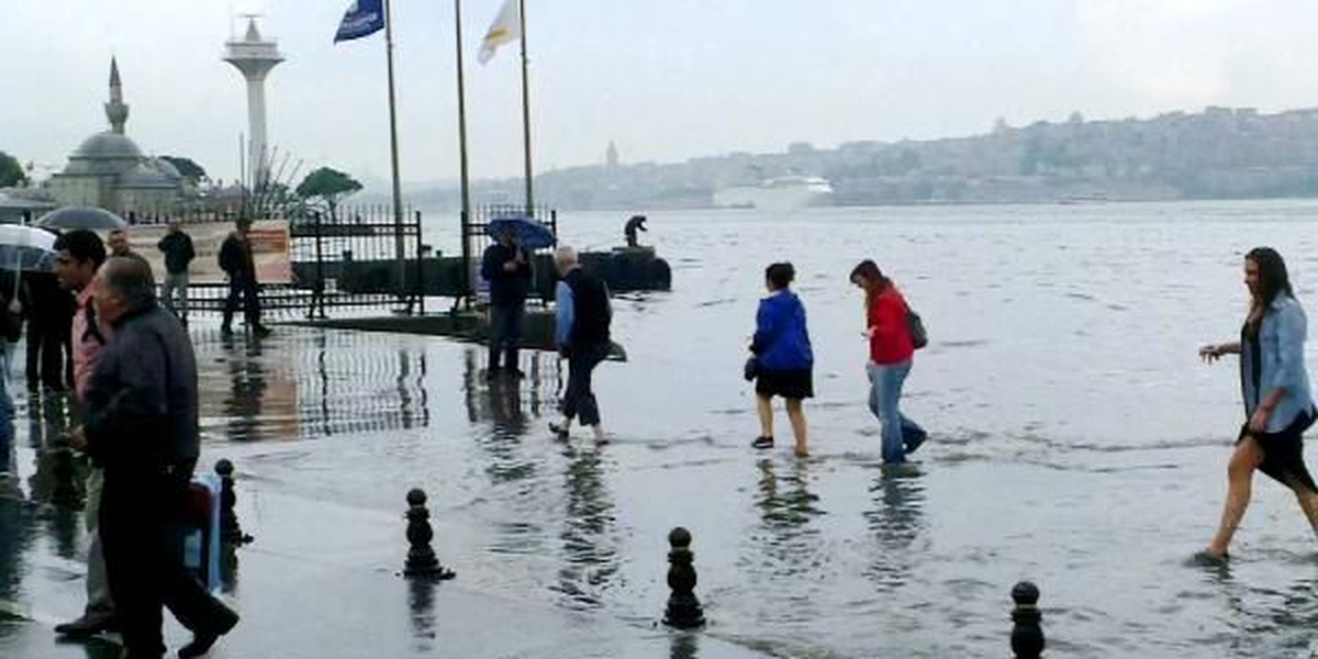 Sağanak Yağış Hava Trafiğini Felç Etti