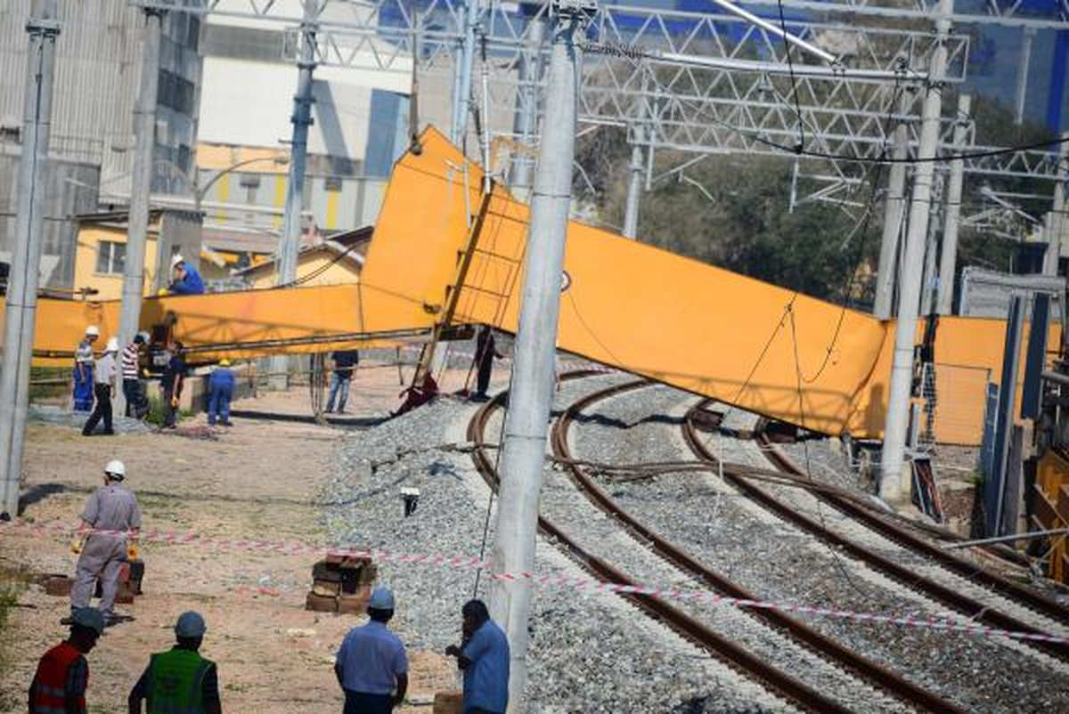 Yht Hattına Devrilen Vinç Kesilerek Kaldırılacak (2)