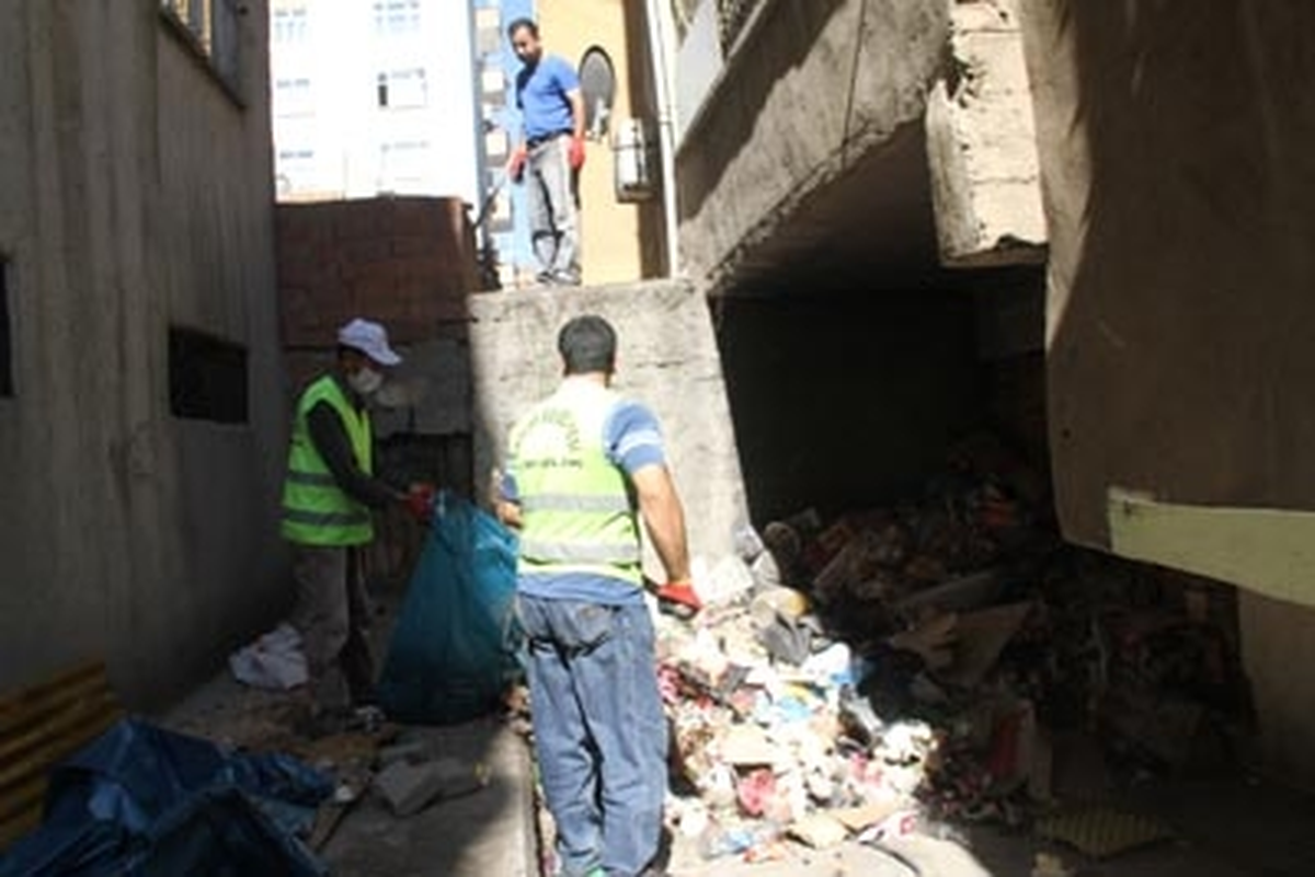 Diyarbakır Bağlar\'a Gökten Sanki Çöp Yağıyor