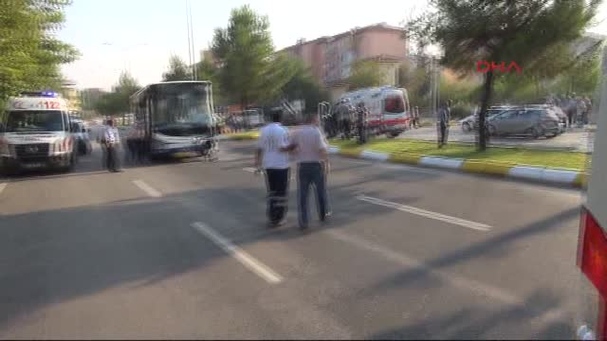 Belediye Otobüsü İşçi Servisine Çarptı 19 Yaralı