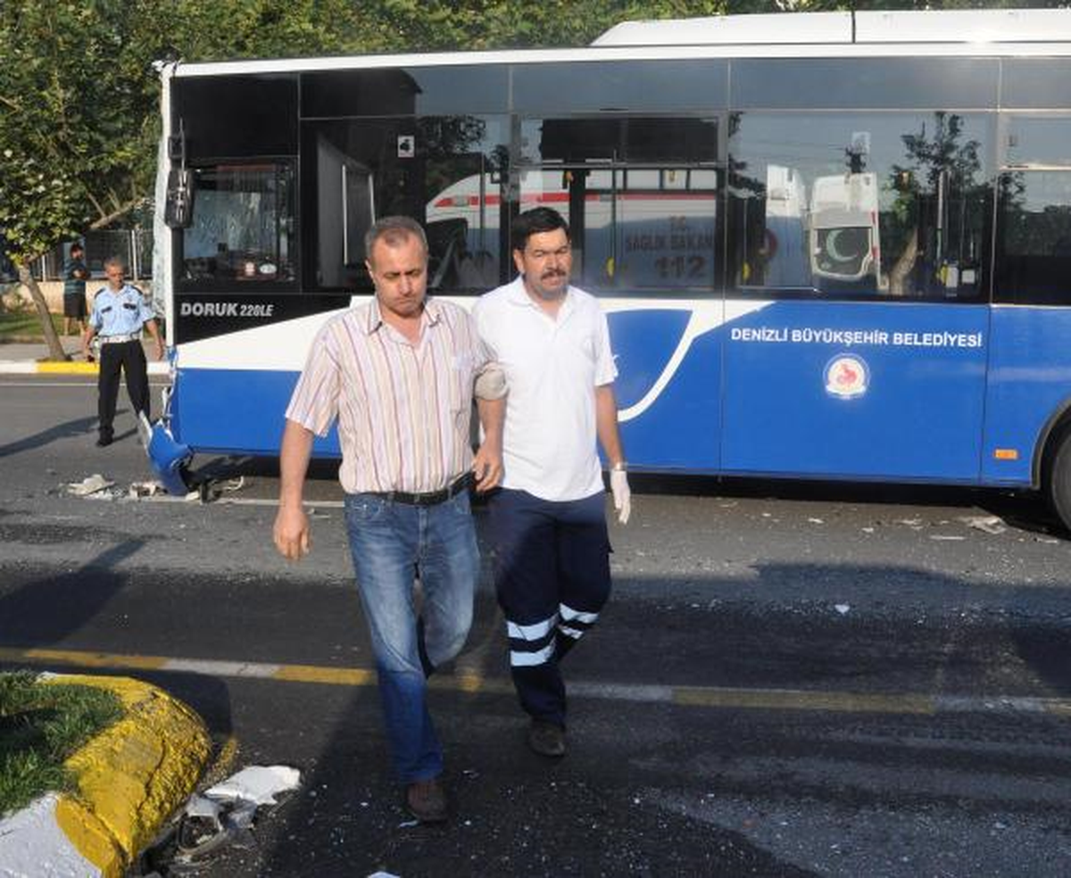 Belediye Otobüsü Servis Midibüsüne Çarptı: 20 Yaralı
