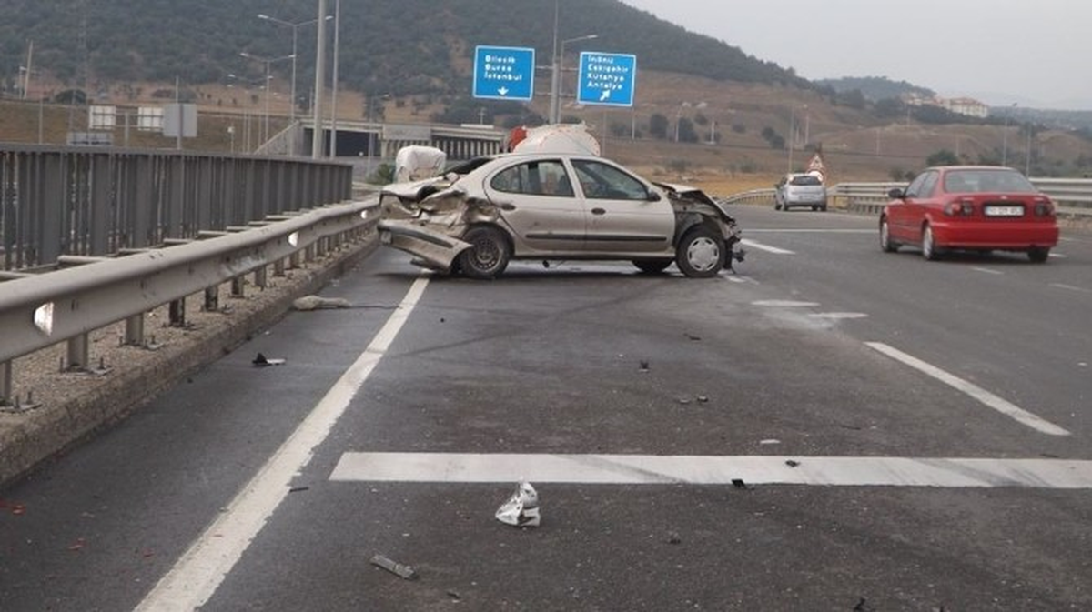 Bozüyük\'te Trafik Kazası, 3 Yaralı