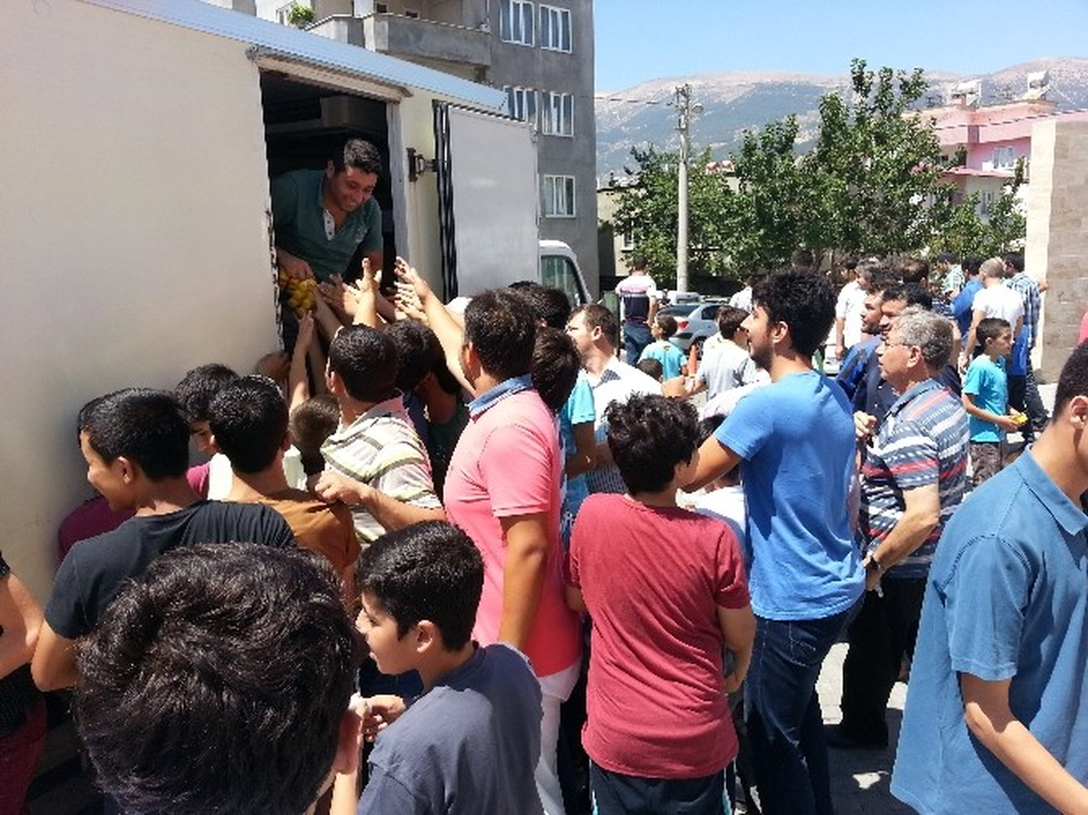 Çocuklar Cami Çıkışı Bayram Etti