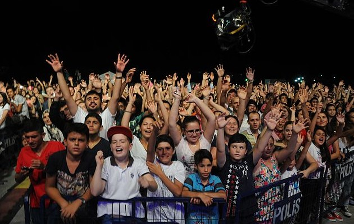 Çorlu "Model" Grubunun Konserinde Müziğe Doydu