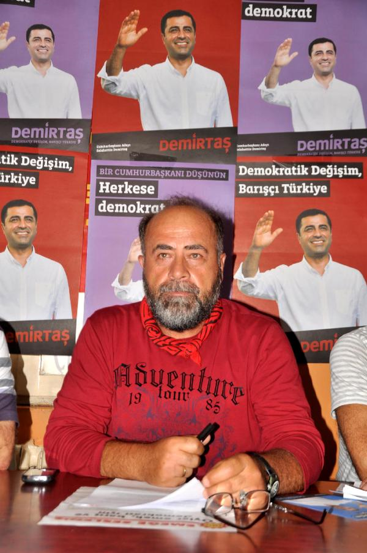 Demirtaş\'ın Afişlerinin İndirildiği İddiası