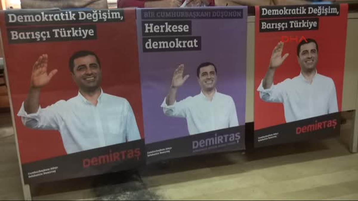 Demirtaş\'ın Afişlerinin İndirildiği İddiası