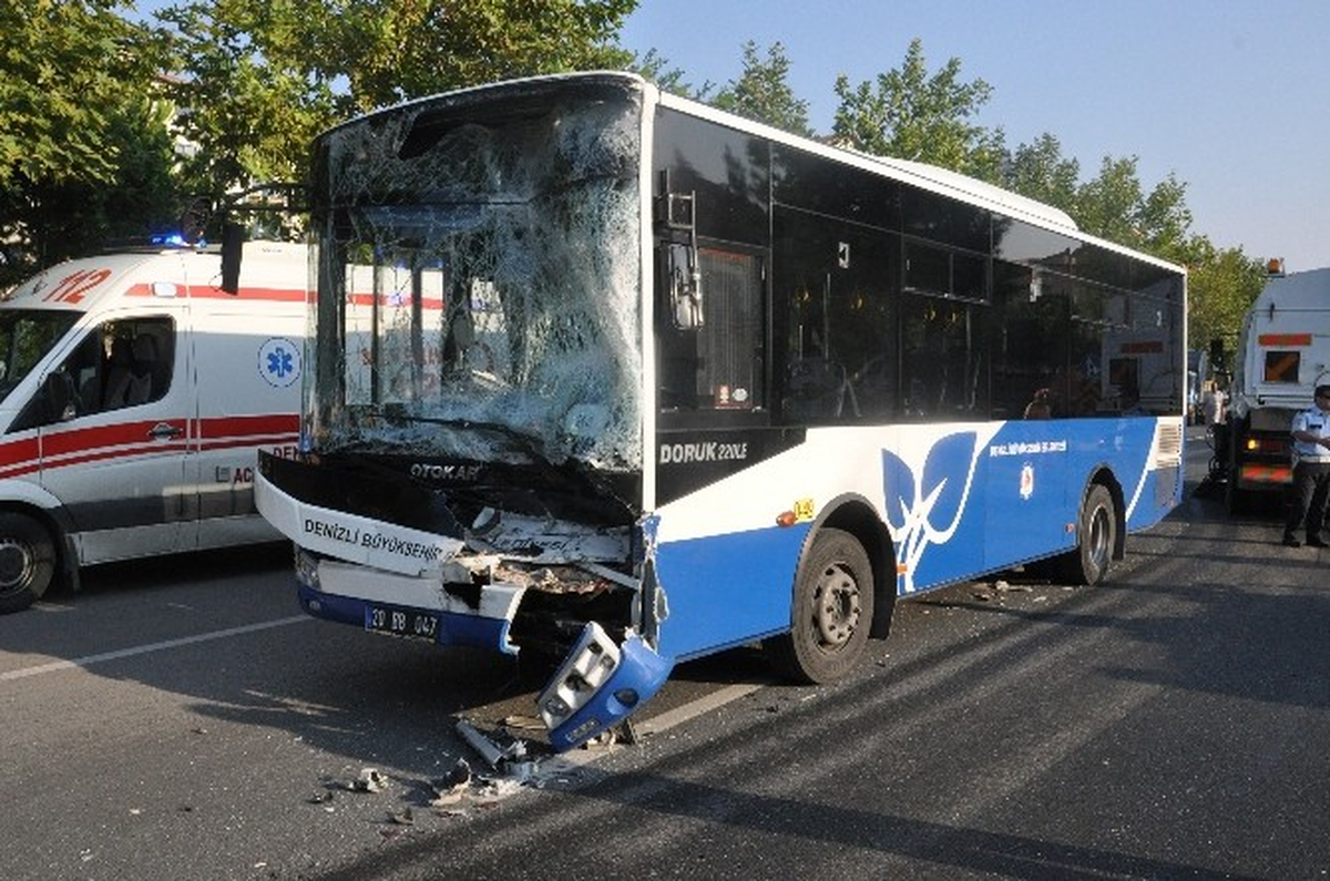 Denizli\'de Minibüs ve Otobüs Çarpıştı