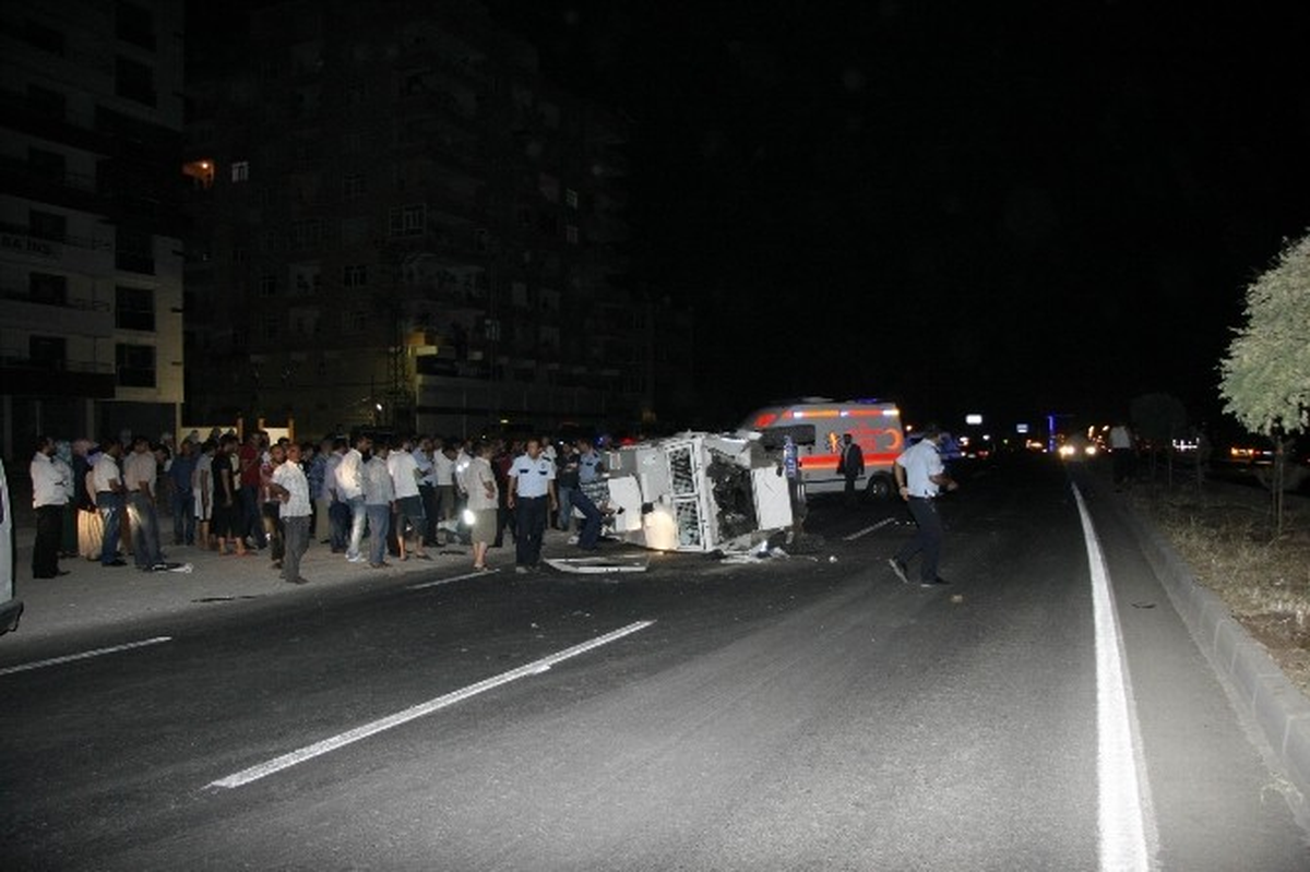 Diyarbakır\'da Zırhlı Polis Aracı Devrildi: 3 Yaralı