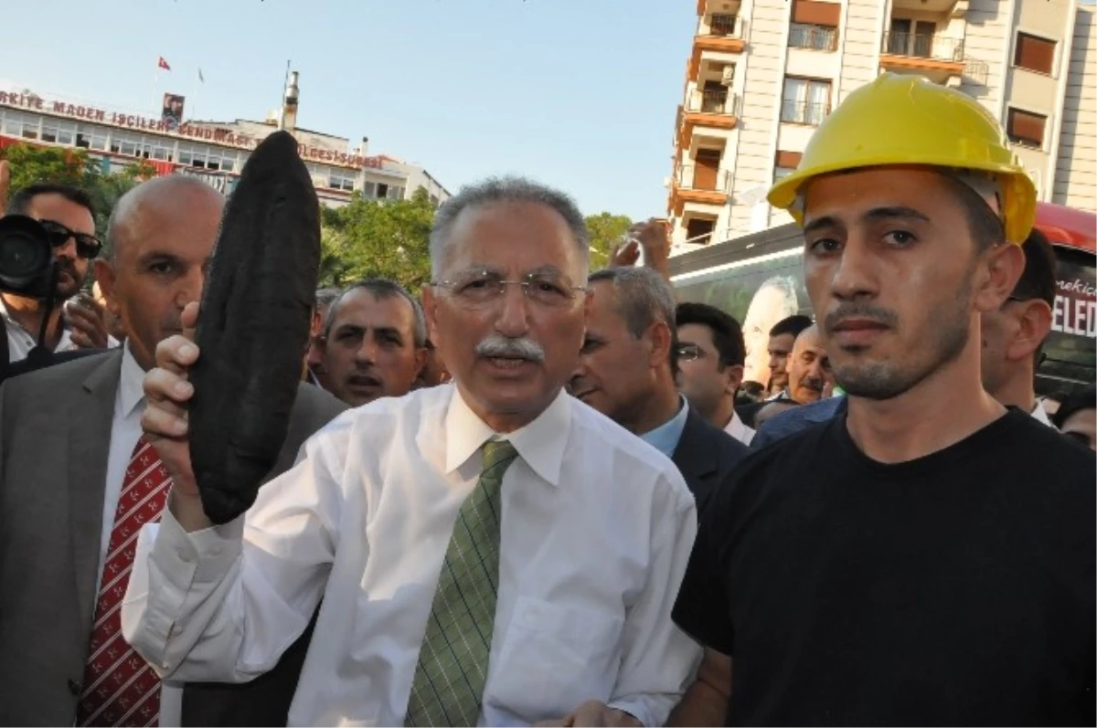 Ekmeleddin İhsanoğlu\'na Soma\'da Kömür Karalı Ekmek Verdiler