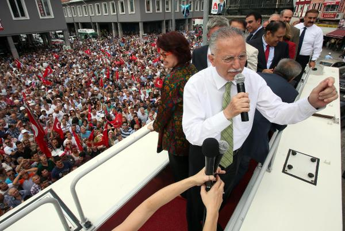 Ekmeleddin İhsanoğlu: Türkiye, Kınamaktan Kına Evinde Döndü