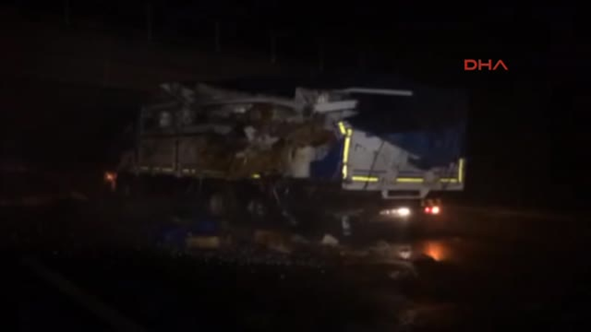Emniyet Şeridindeki Kamyona Çarptı: 1 Yaralı
