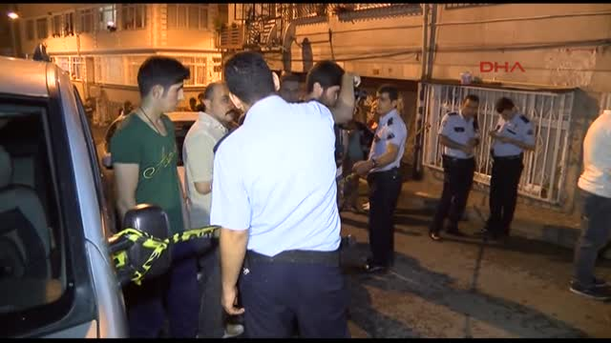 Fatih\'te Apartman Önünde Ceset Bulundu
