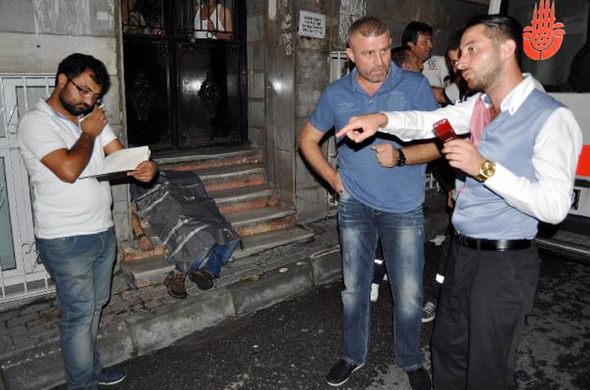 Fatih\'te Apartman Önünde Ceset Bulundu