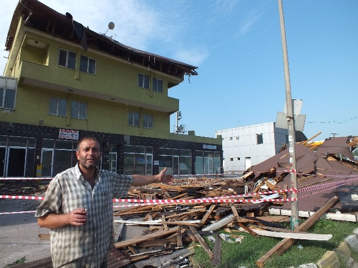 Fırtına Kocaeli\'yi Vurdu, Evler ve Araçlar Zarar Gördü