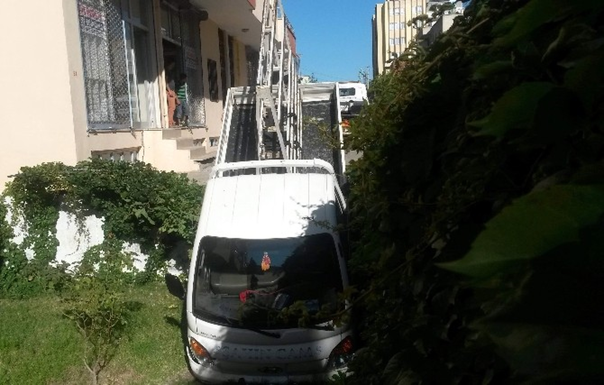 Freni Boşalan Kamyonet Apartmanın Bahçesine Uçtu