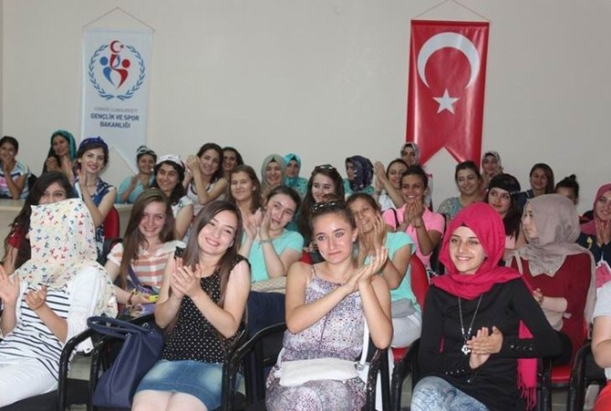 Gençlere Uyuşturucu Sunumu