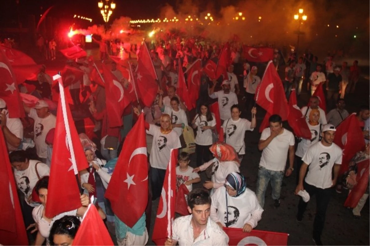 AK Parti Samsun İl Gençlik Kolları "Erdoğan" İçin Yürüdü
