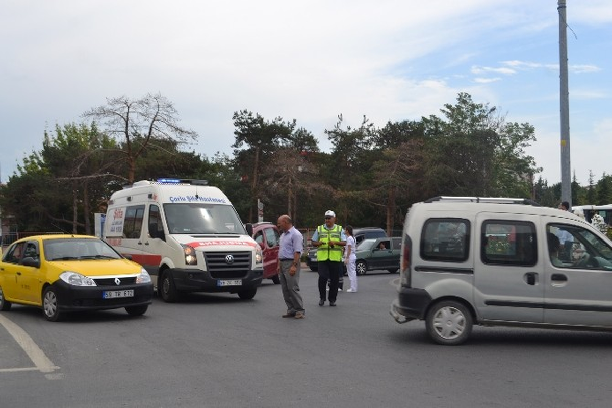 Hasta Taşıyan Ambulansa Otomobil Çarptı