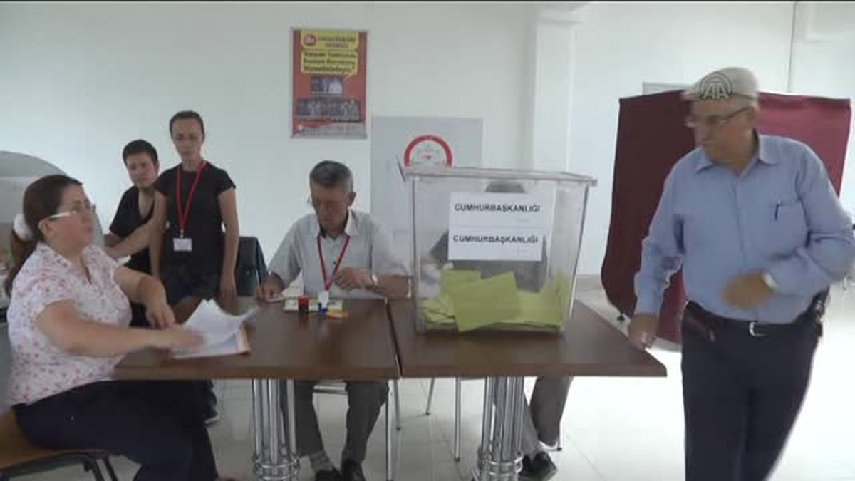 Havaalanı\'nda kurulan iki sandıkta oy kullanılmaya devam ediliyor -