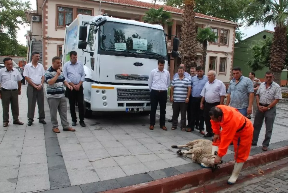 Hizmet Aracına Kurban Kesildi