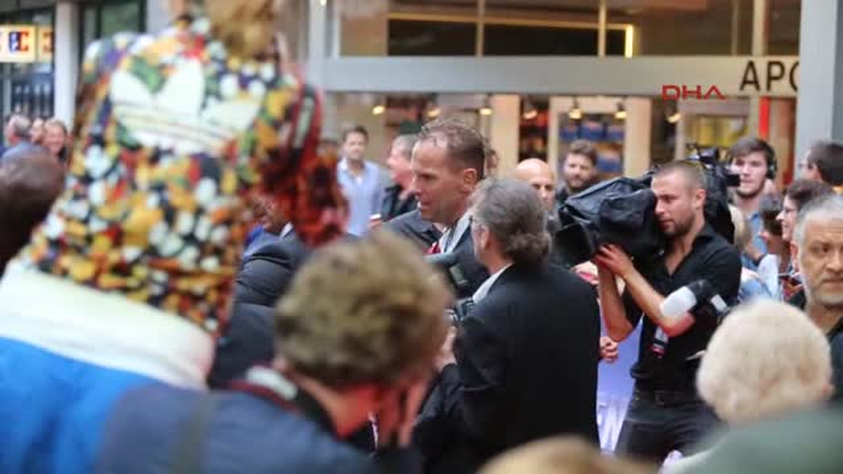Holywood Starları Köln\'e Çıkartma Yaptı