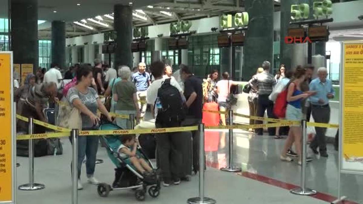 İzmir\'de Uçaklar Gecikmeli Kalktı