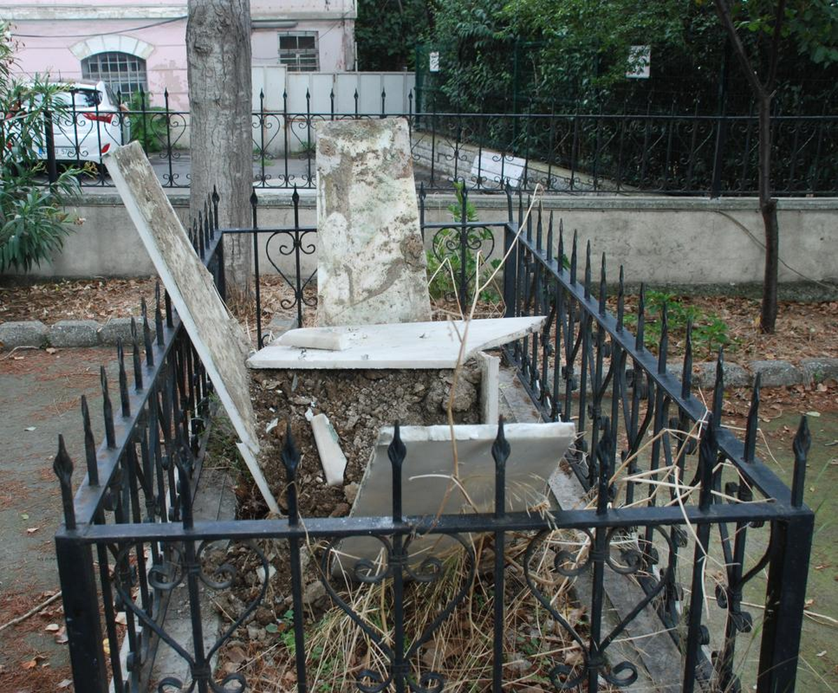 Kadıköy\'de Atatürk Büstü Çalındı