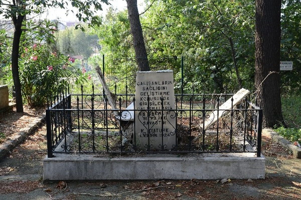 Kadıköy\'de Atatürk Büstünü Çaldılar