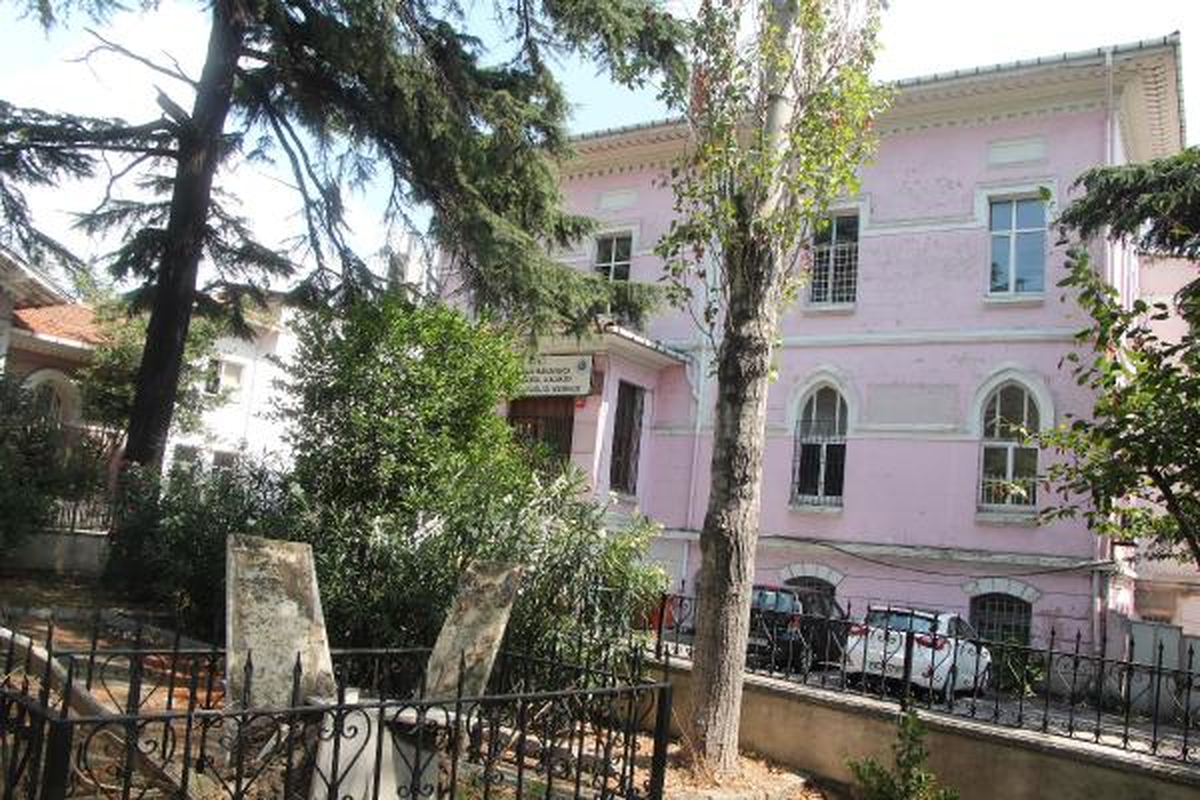 Kadıköy\'de Atatürk Büstüne Saldırı