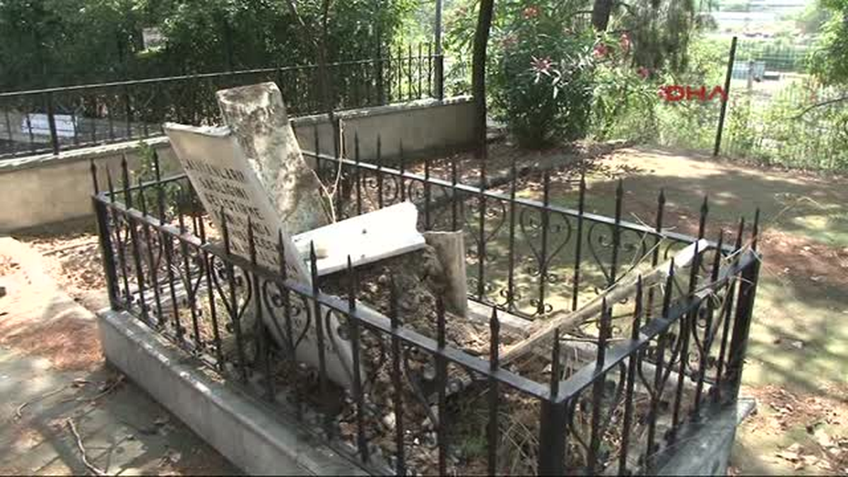 Kadıköy\'de Atatürk Büstüne Saldırı