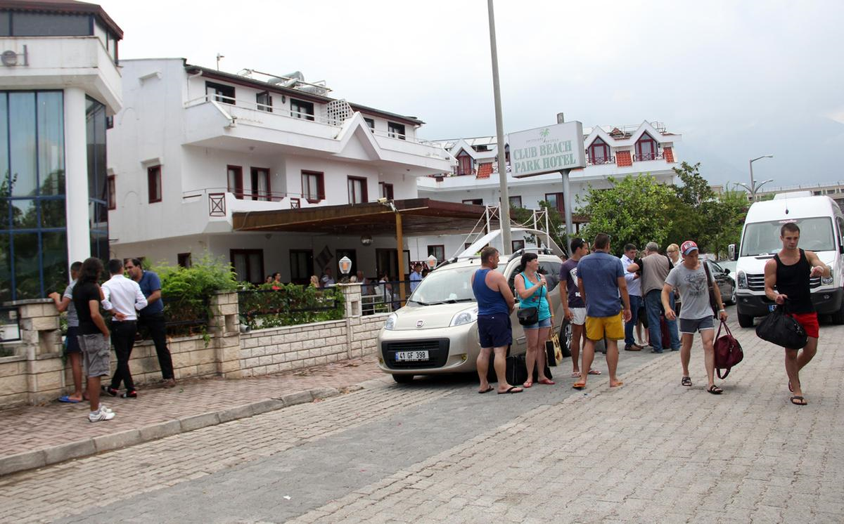 Kemer\'de Bir Otele Haciz Gelince Turistler Başka Otele Yerleştirildi