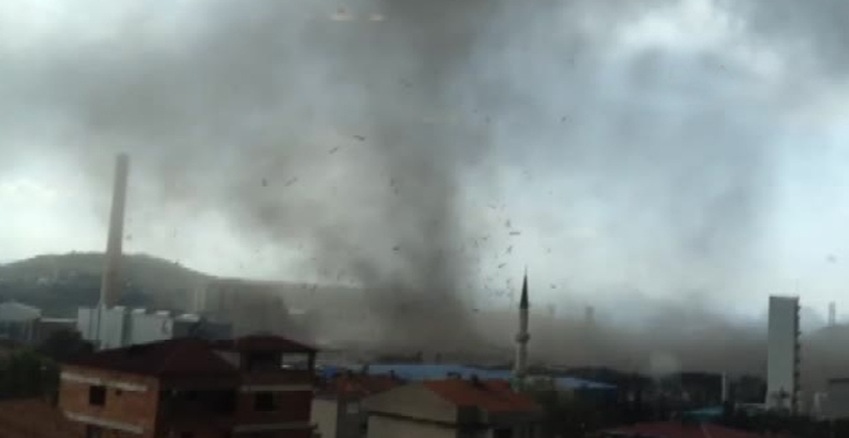 Kocaeli\'de Hortum, Fabrikaların Çatısını Uçurdu