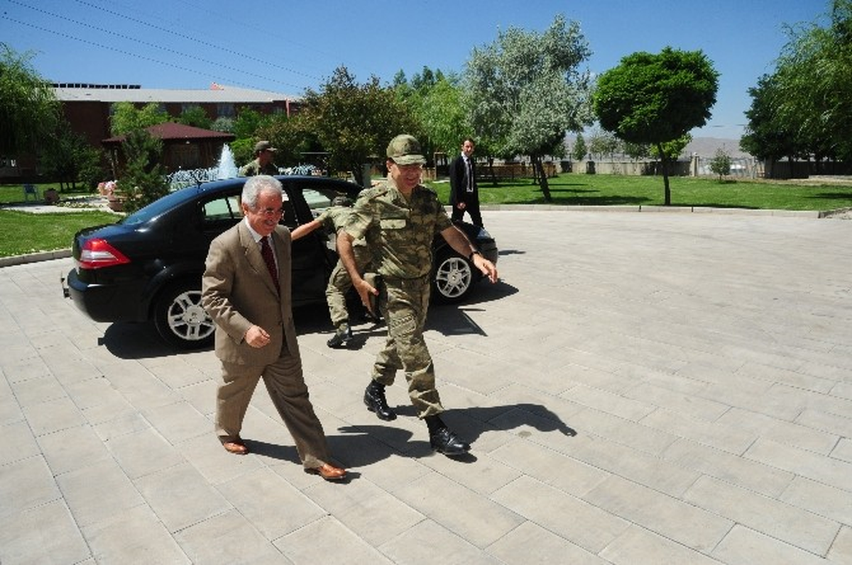 Korgeneral Başoğlu\'dan Rektör Yaylalıya Veda Ziyareti