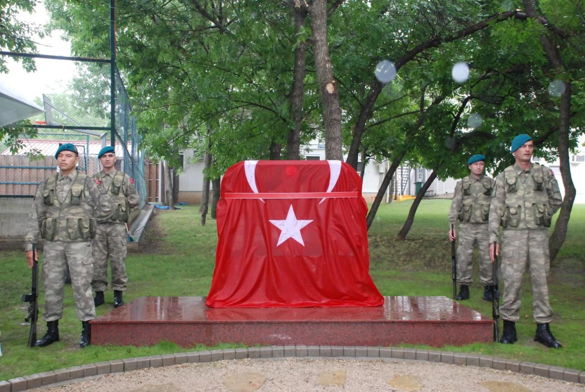 Kosova\'da, Türk Şehidine Anıt