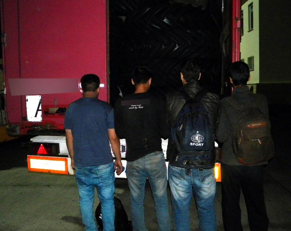 Lastiklerin Arasına Gizlenerek Kaçacaklardı