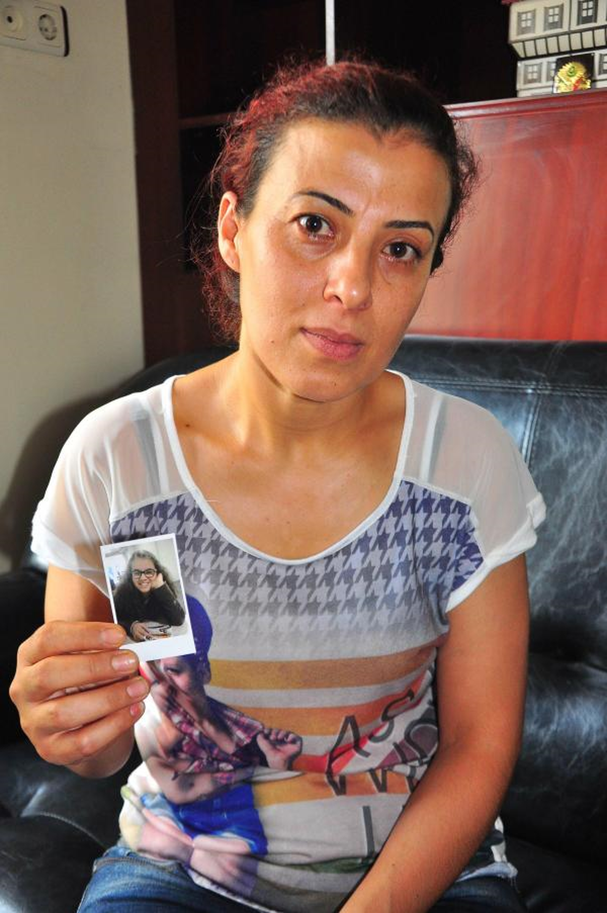 Manisa\'da Kayıp Kızını Arayan Anne Yardım İstedi