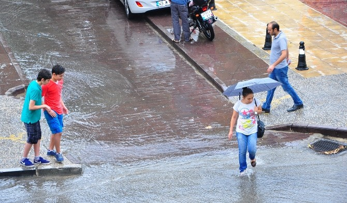 Manisa\'ya 10 Dakikalık Yağmur Yetti