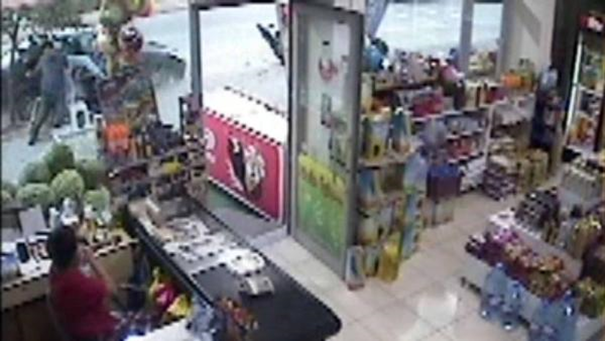 Sakarya\'da Market Önünde Otururken Üzerine Motosikletli Düştü