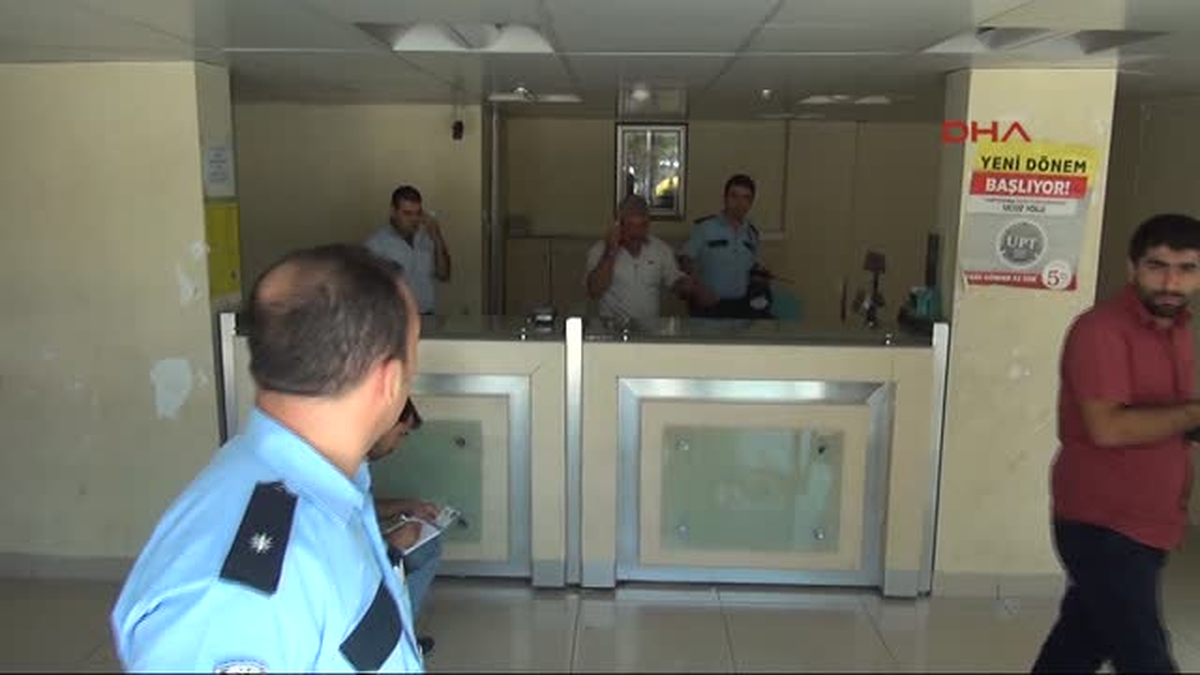 Şanlıurfa\'da Maskeli 2 Kişi Silah Tehdidiyle PTT Şubesini Soydu