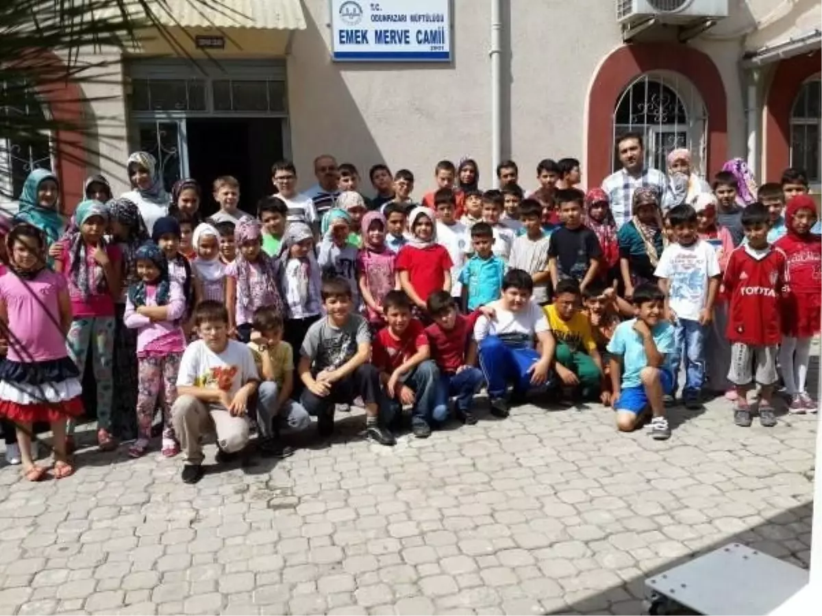 Merve Camii\'nde Yaz Kur\'an Kursu Öğrencileriyle Kahvaltı