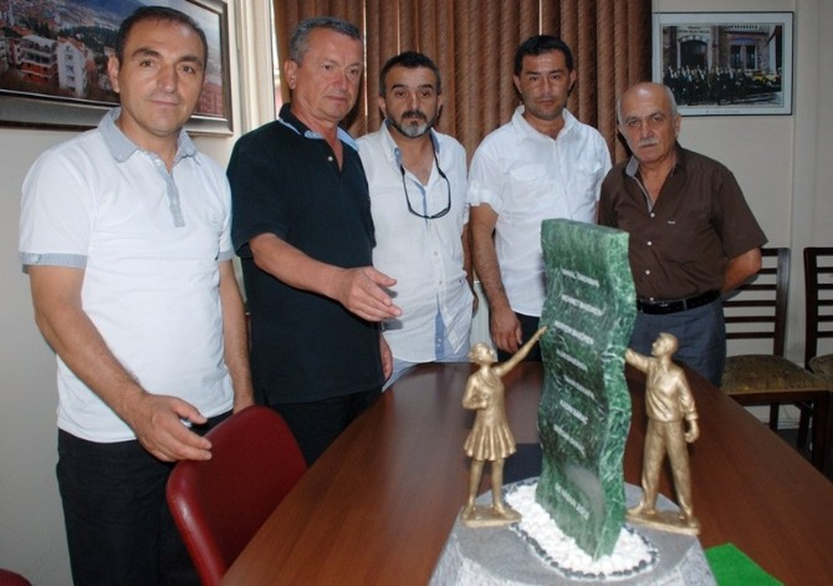 Ölen 15 Kişinin Anısına Heykel