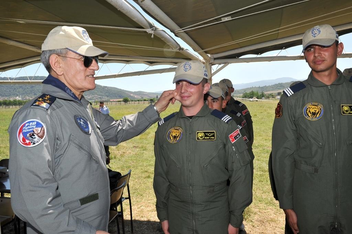 Orgeneral Öztürk, "Genç Kartallar"La Bir Araya Geldi