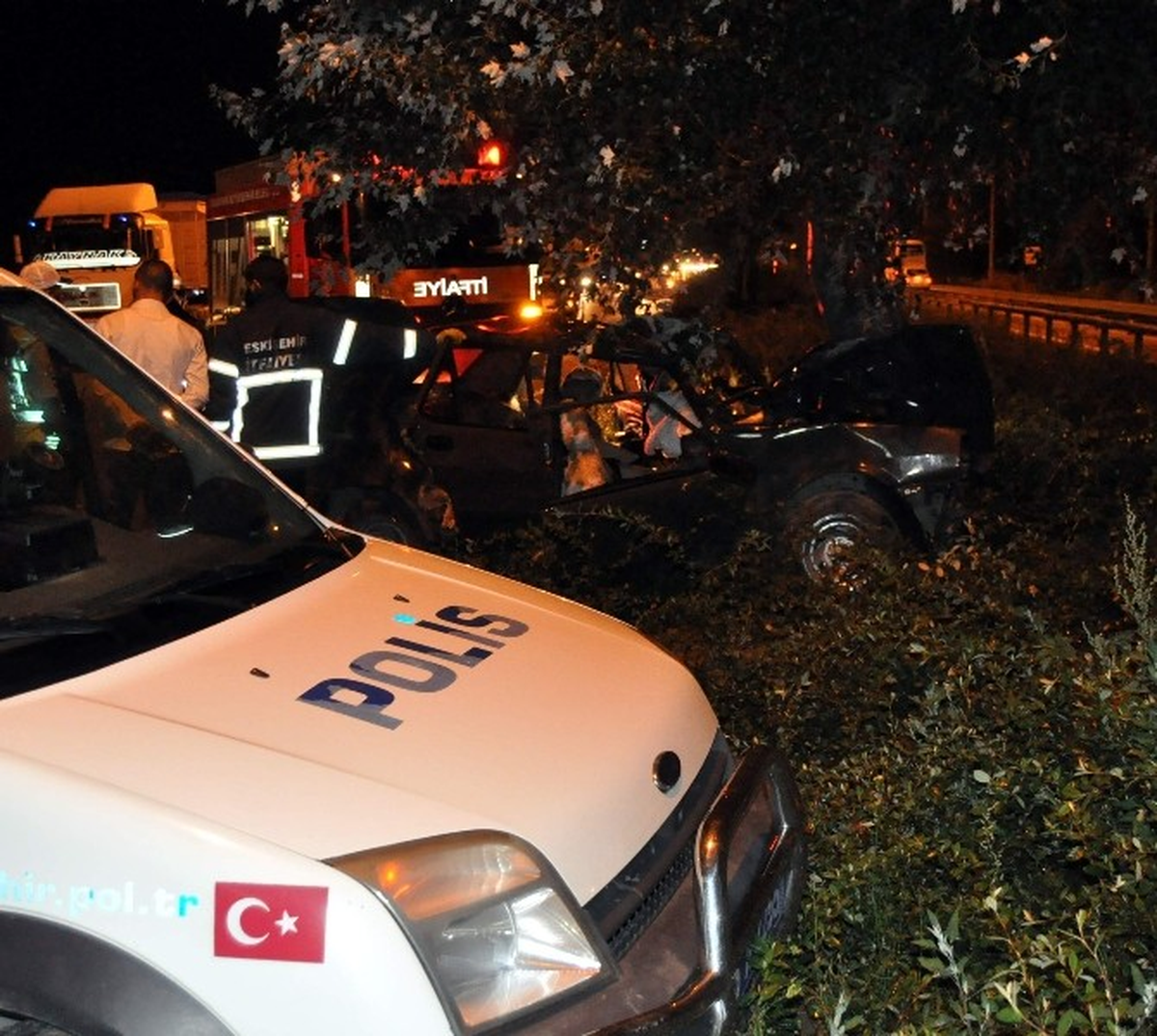 Otomobil Ağaca Çarptı: 1 Ölü, 1 Yaralı