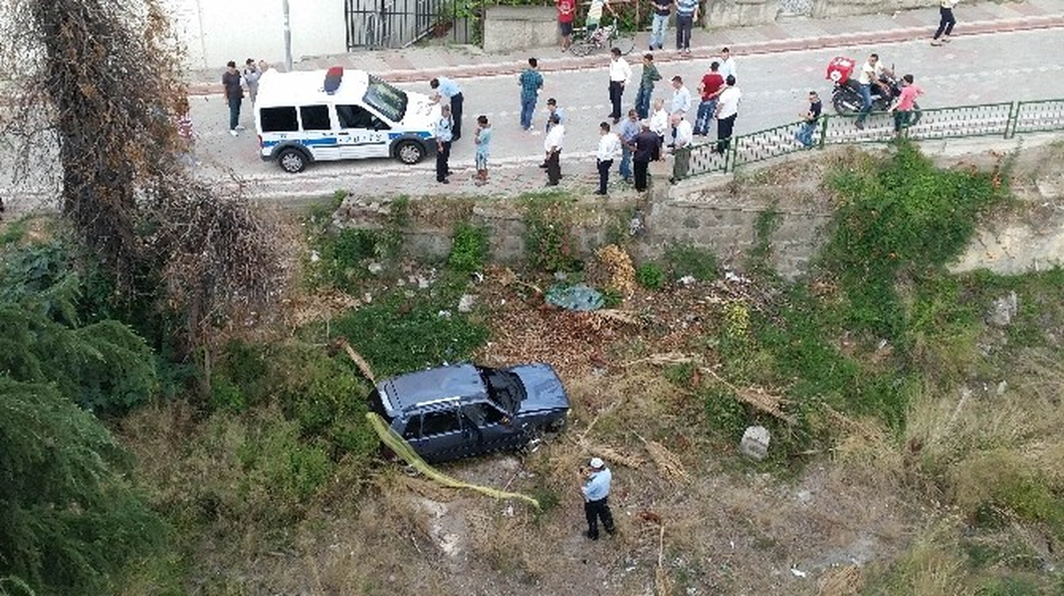 Otomobil Bahçeye Uçtu: 2 Yaralı