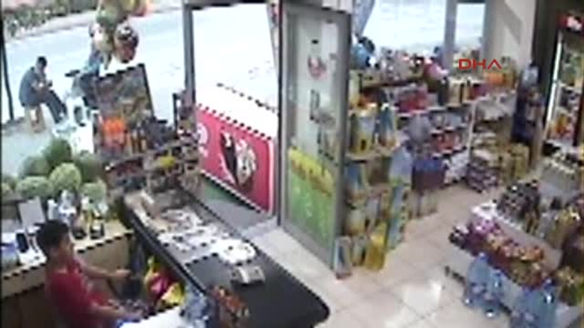 Kaza Yapan Sürücü Marketin Önünde Oturan Gencin Üzerine Düştü