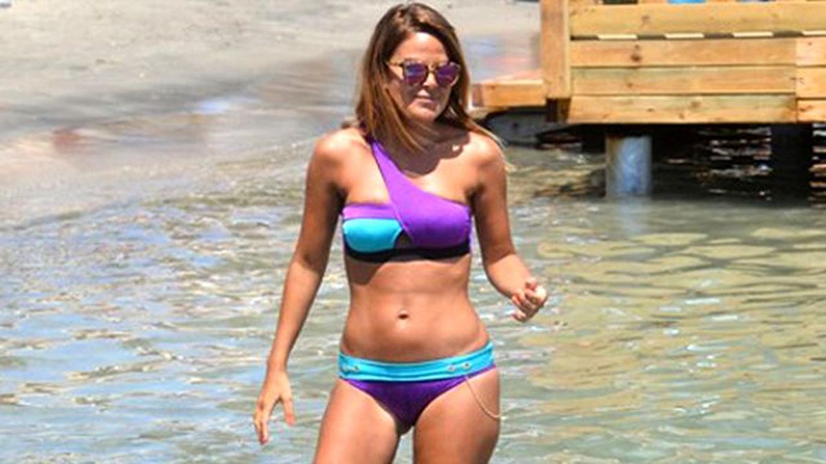 Özlem Yıldız Arkadaşları İle Çeşme\'de Tatil Yapıyor