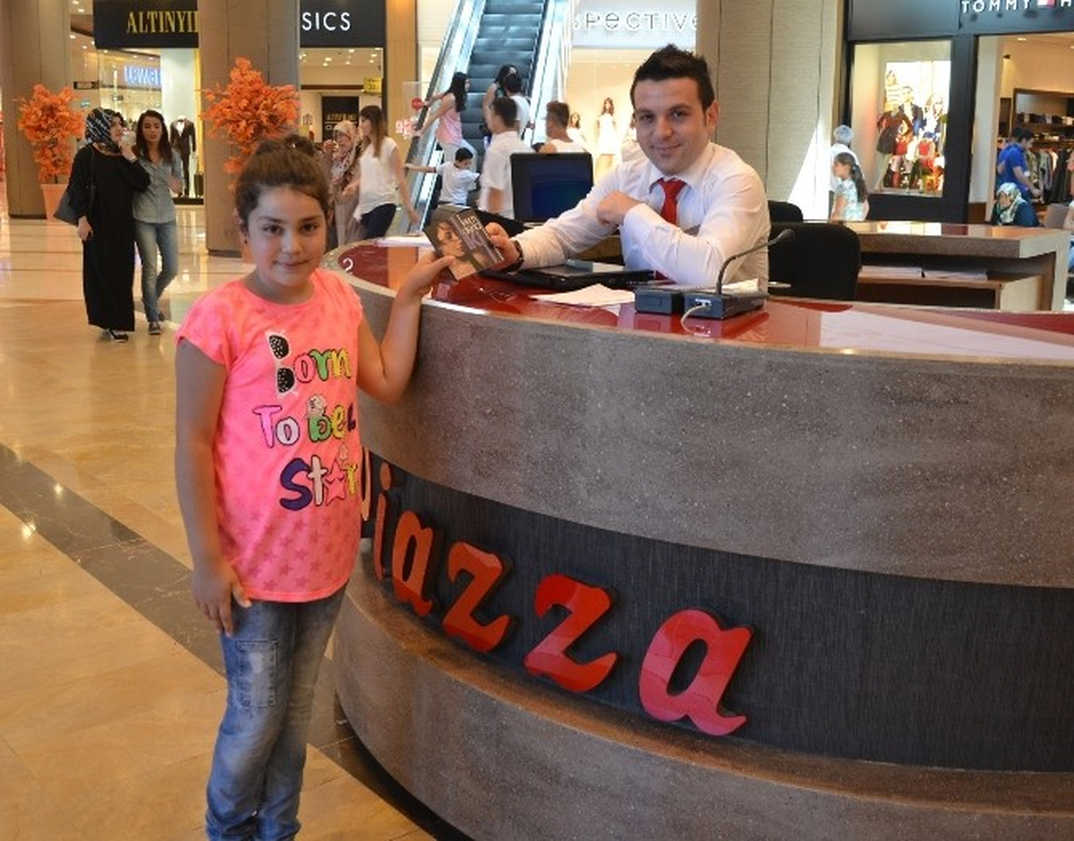 Piazza\'da 5 Check-İn Yapana İmzalı Albüm